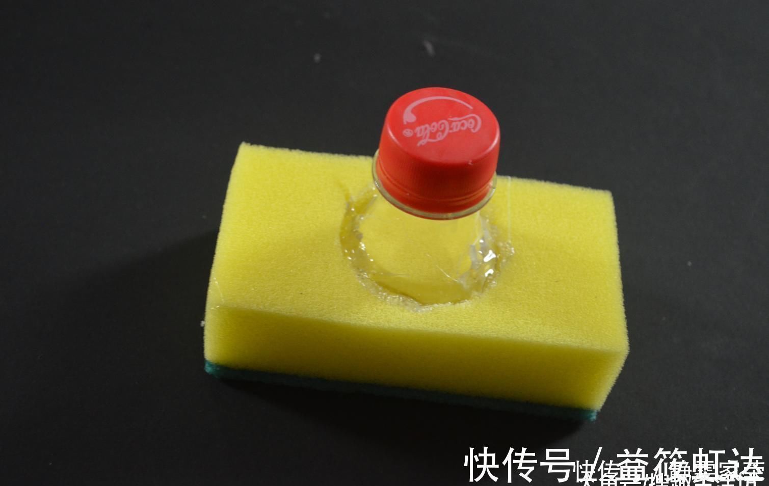 把塑料瓶粘在百洁布上, 放在厨房超实用, 解决了家家户户困扰的难题