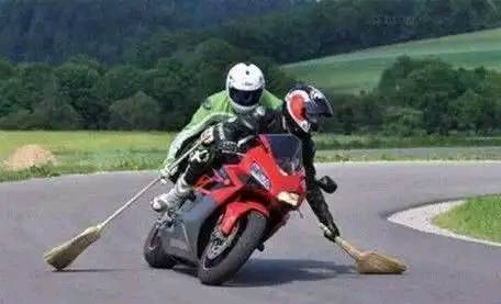 |搞笑图片幽默段子笑话哈哈，两个很会玩的兄弟，骑摩托车扫地