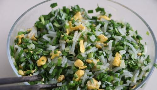 一把韭菜5斤饺子皮做懒人早餐,比韭菜盒子好吃,一口气吃10个