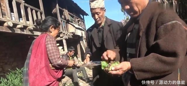 一个菜|尼泊尔农村酒席，非常简单，正餐只有一个菜，零食吃鸡肉