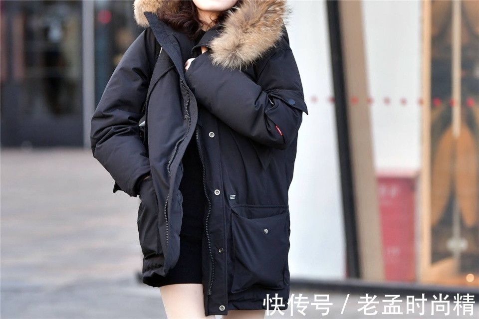 穿搭 黑色的尖头细跟过膝长靴,搭配一款黑色羽绒服,时髦又很保暖显高