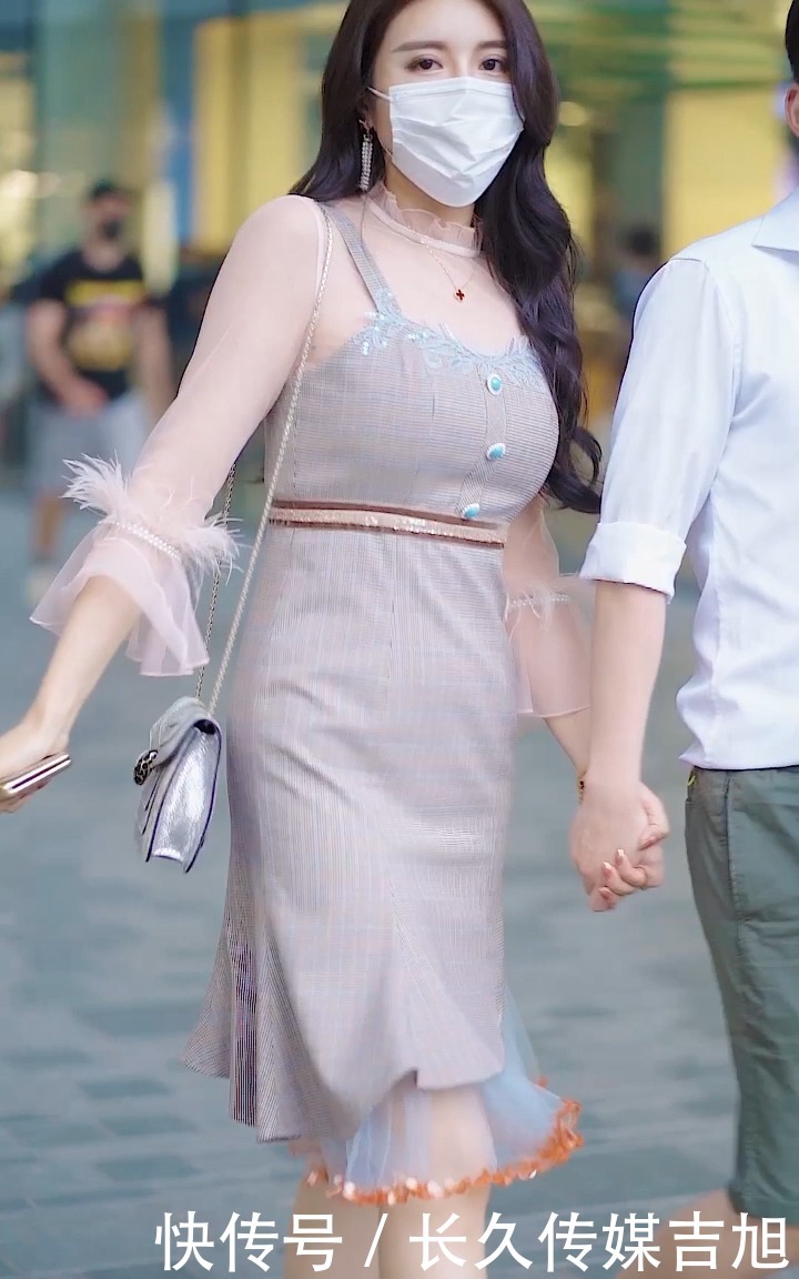 温柔网纱元素装点少女梦,中年女性这样穿,性感又梦幻