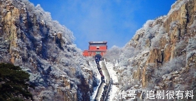 两个字!泰山石壁上的“虫二”,日本人百思不得其解,却让郭沫若一语道破