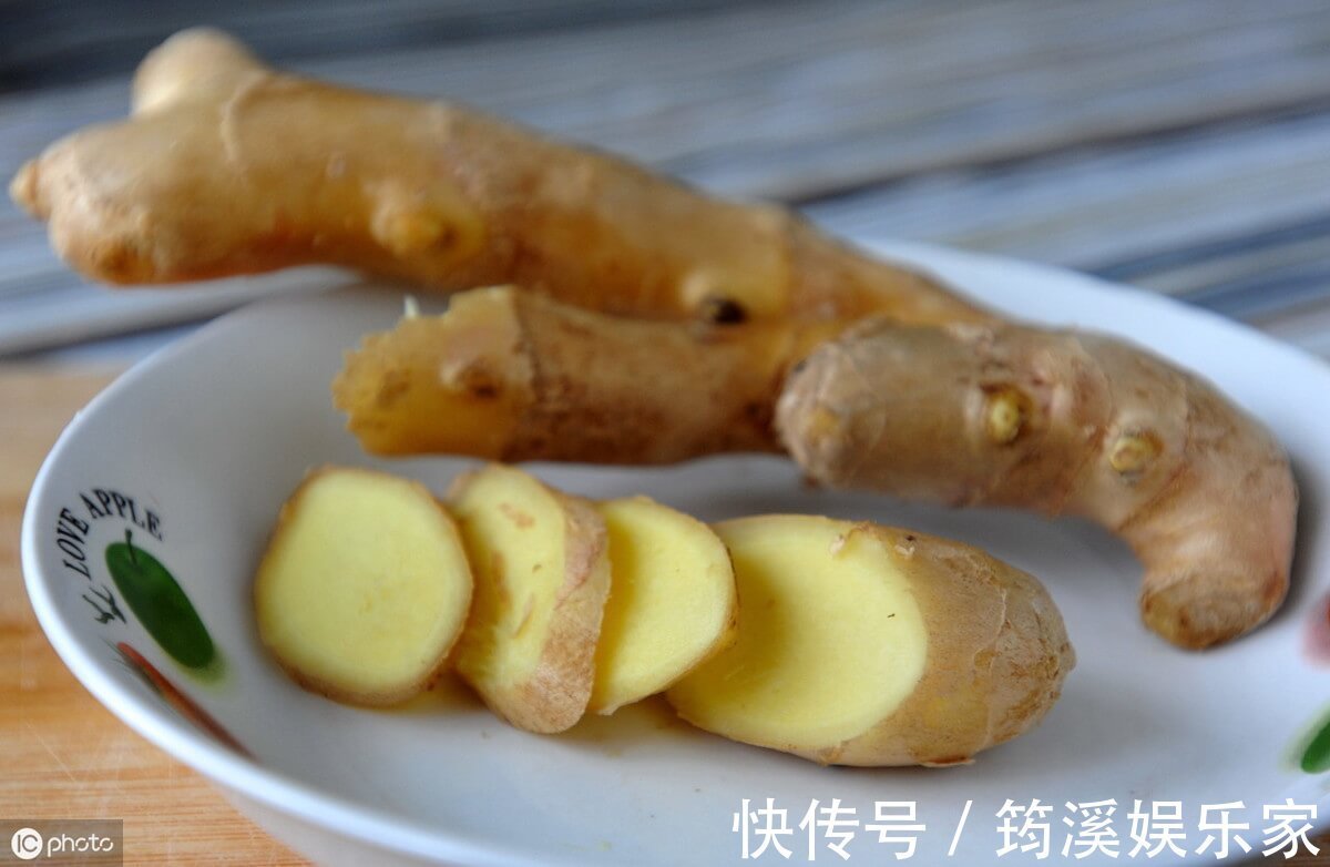 湿气|用生姜抹脚底对身体有什么好处可能这4个好处会“不请自来”