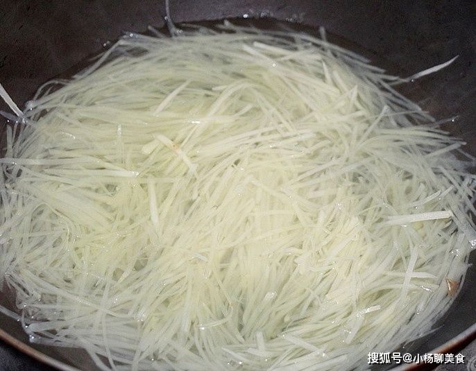 炒土豆丝，别只知道乱放醋，大厨教你一招保证酸辣脆爽！