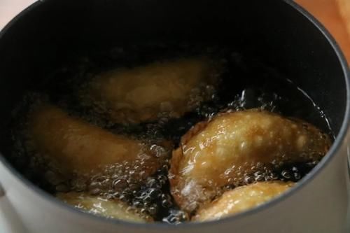 韭菜盒子|早餐韭菜不做韭菜盒子,试试这样做,金黄酥脆,满满的馅料,太过瘾了