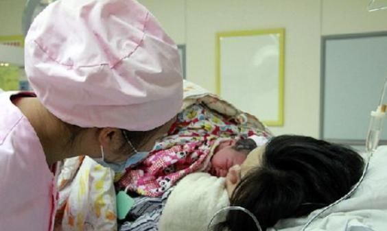 双胞胎|25岁妇女生了一对双胞胎,产房外有六个“爸爸”,护士感到很困惑