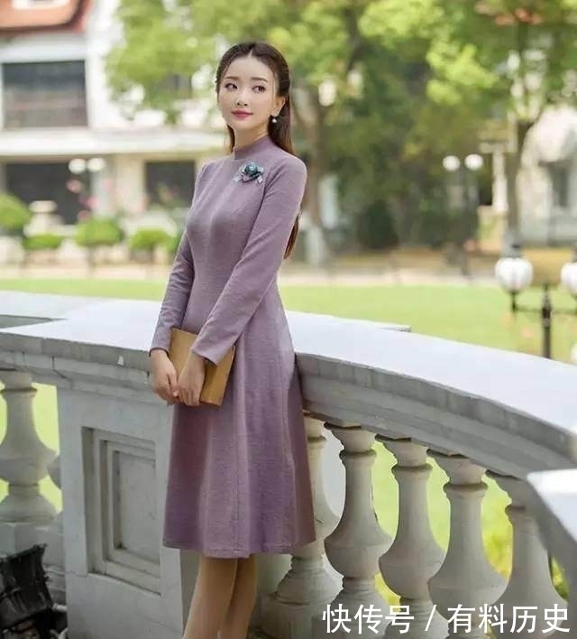 一条裸紫色的连衣裙，美女简直不要太性感！