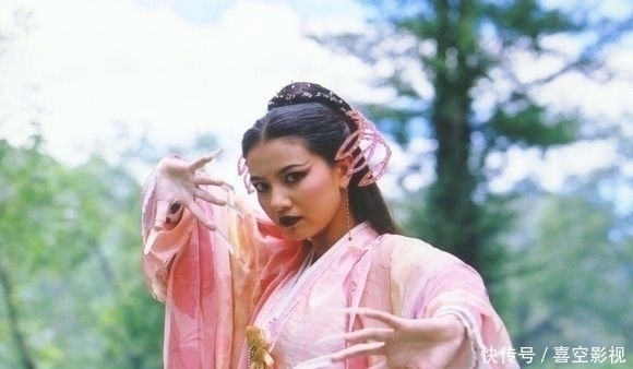 张无忌!倚天屠龙记里的黄衫女是谁?一招就轻松击败周芷若,最后嫁给何人