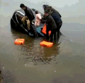 |搞笑动图:沙雕同学回宿舍快速上床睡觉!