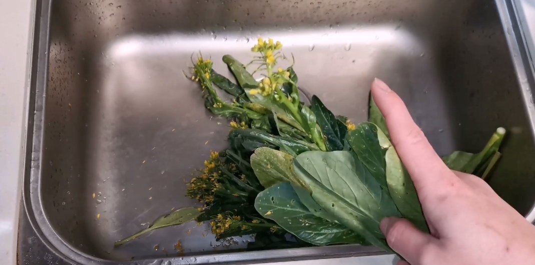 吃菜心时，顶上的小黄花要不要摘掉，老菜农告诫，别做错了