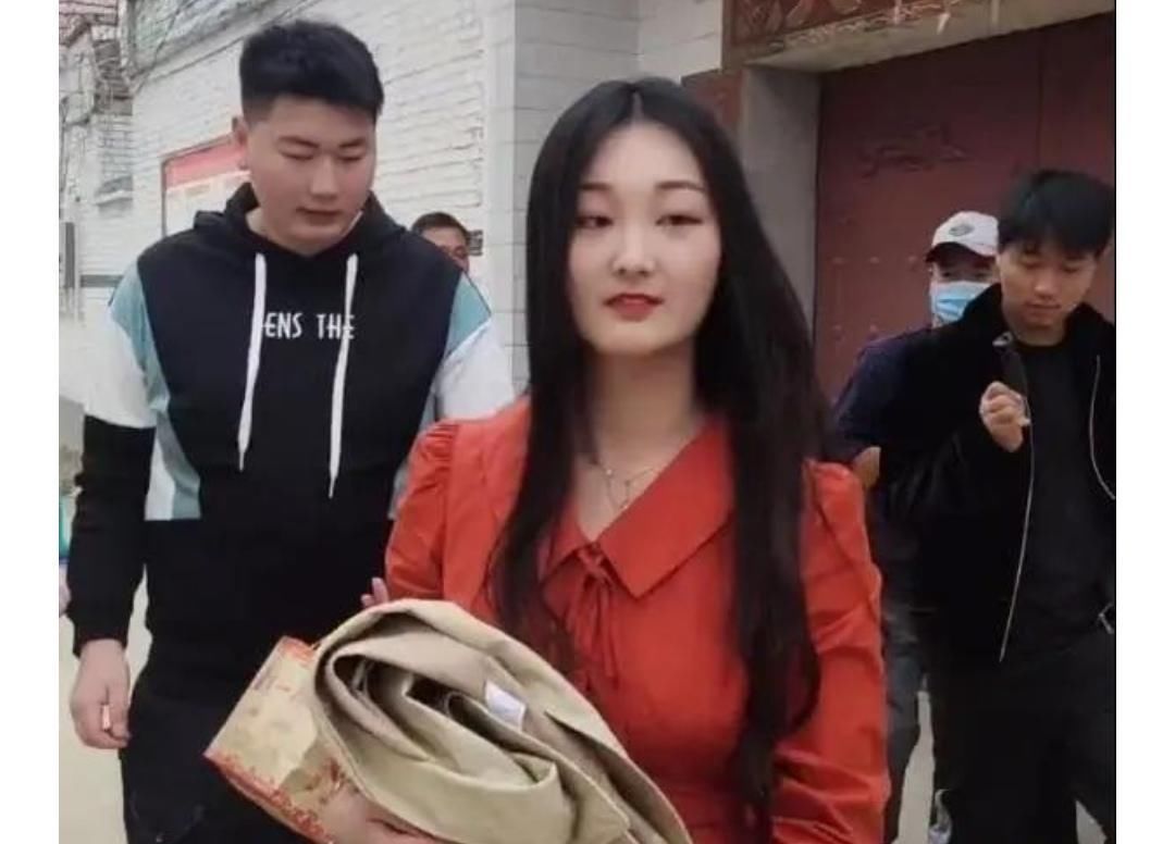大衣哥的儿媳妇做直播，成功地做到了资源整合，并且带动三个家庭