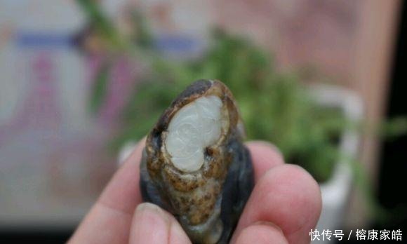 雕工|好好的一块玉石，花了1000块给雕成这鬼样子，悲催！