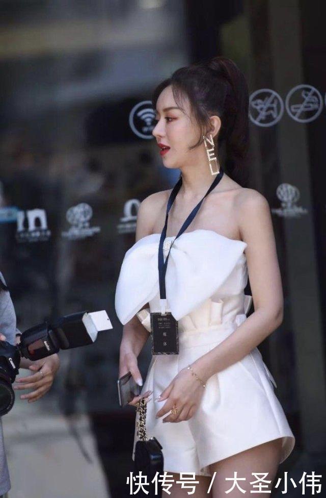 上系|美女街拍美女在衣服上系了一个蝴蝶结,它又小又精致又甜又优雅