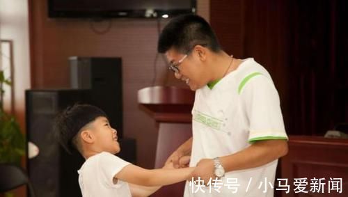 宝爸|摸脚丫、探鼻息,'慌张爸爸'意外走红,网友:跟我老公一模一样