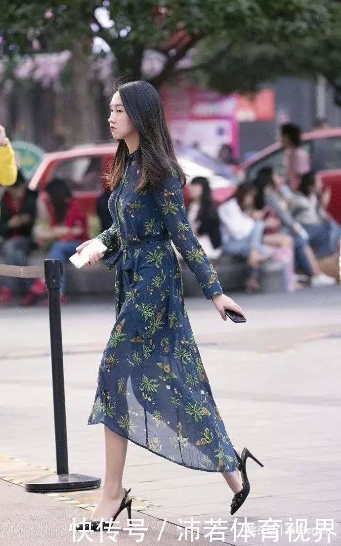 美女脚上搭配一双粗跟的高跟鞋,约会逛街都是全场的焦点