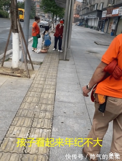 灵魂|四川南充，一位母亲当街给孩子下跪，有些父母灵魂是空的