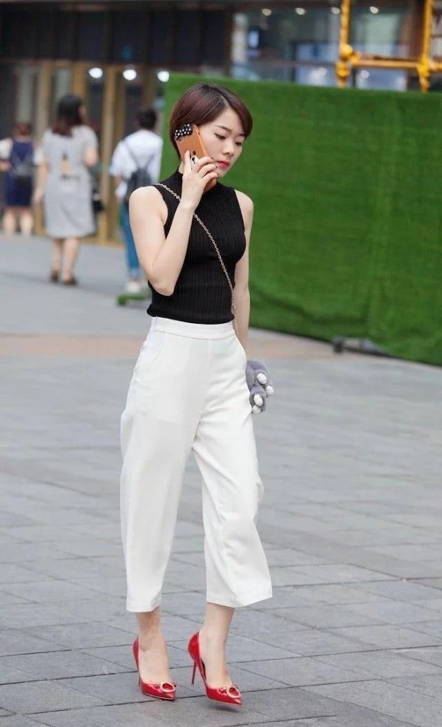 明艳动人|短发美女镂空修身裙,气质温婉,靓丽动人!