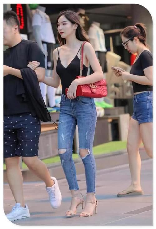 性感|辣妈深V领黑色吊带配紧身牛仔裤，窈窕而性感，实在是太抢眼！