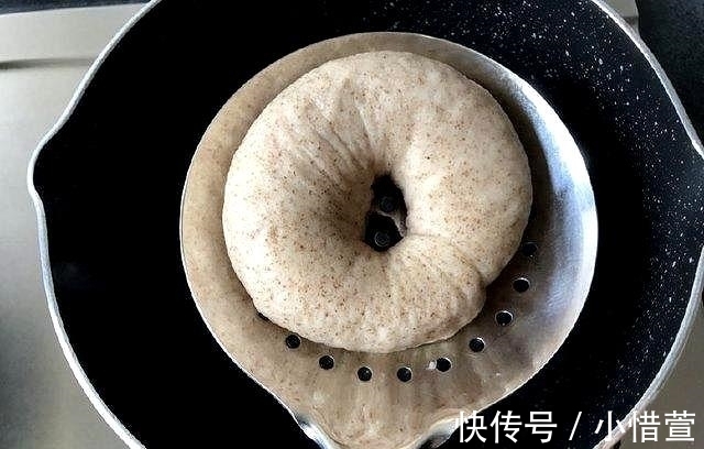 烤盘|教你做款少油少糖的面包,外形可爱像甜甜圈,主要是更健康