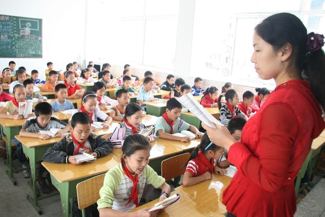 审美观|大学老师“精致”穿搭走红,每天衣服不重样,学生:堪比时尚达人