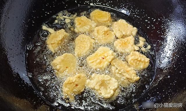 过节我家常吃椒盐杏鲍菇，5块钱做一盘，简单一炸，嚼着比肉香