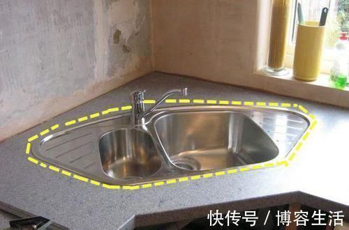双槽|同样都是小厨房,他家把水槽挪到橱柜拐角处,见缝插针放下3个槽