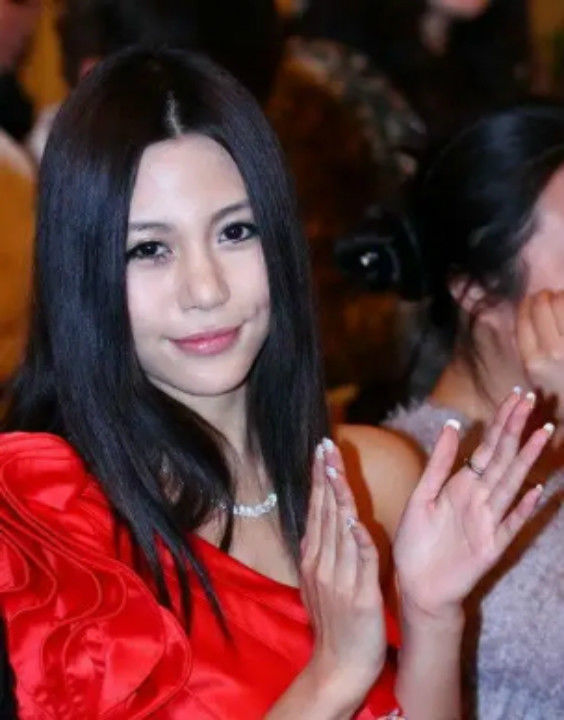 相亲节目|十年过去，那个''宁愿坐宝马里哭''的拜金女，如今混得咋样？