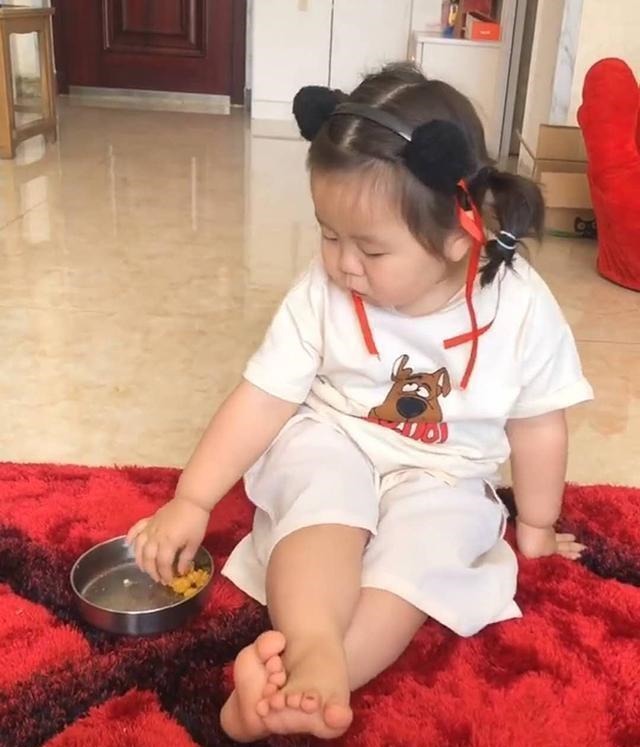 爸爸|爸爸当女儿面抠脚,女儿就此学会一项“绝技”,妈妈看后无法淡定