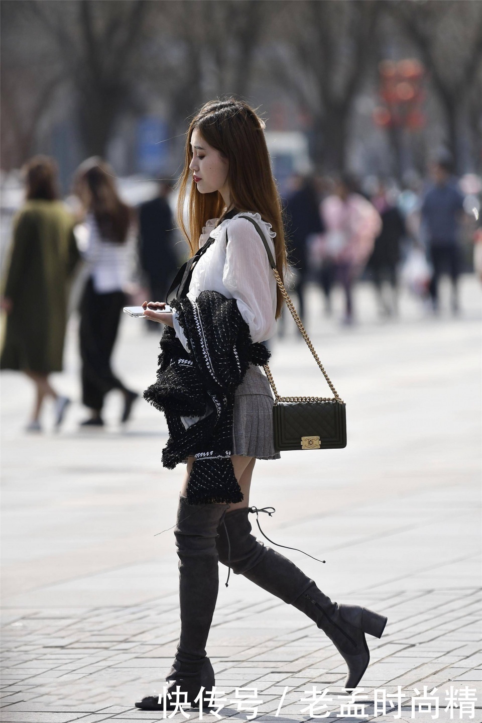 街拍:小姐姐深蓝色的花筒裙,走在街上成了焦点!