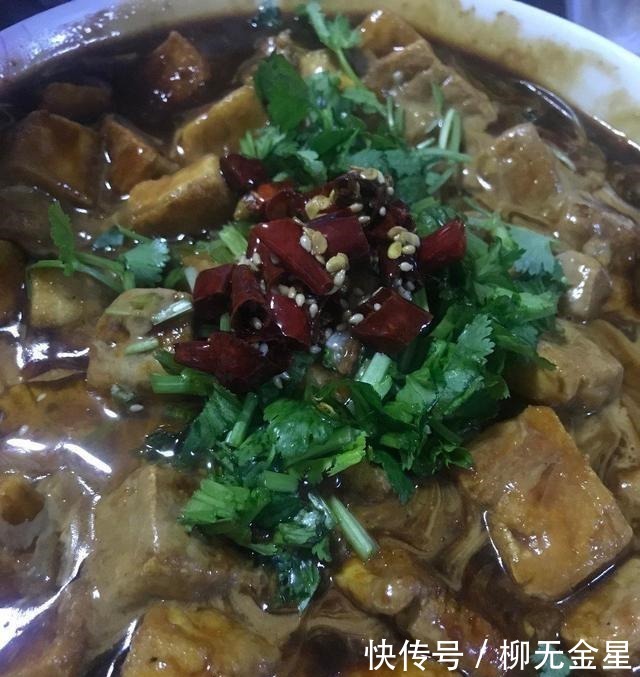 好吃|小吃摊上的炒臭豆腐一点也不差,外面烧焦,里面嫩,很好吃