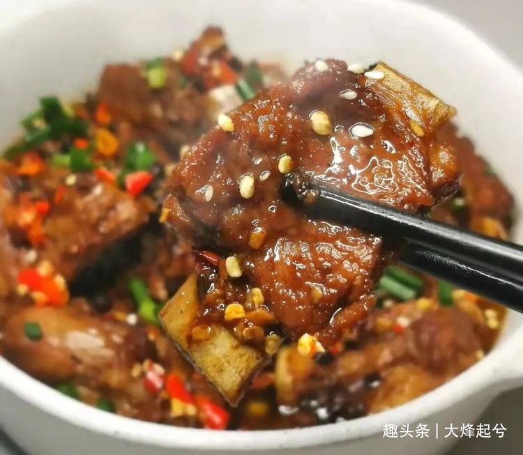 饭店的干锅排骨为啥那么好吃，大厨教你技巧，简单又实用