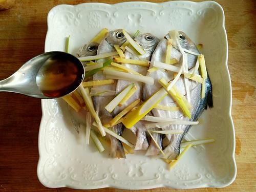 香煎小鲳鱼：别看这鱼不大点，但煎完的香味是真大