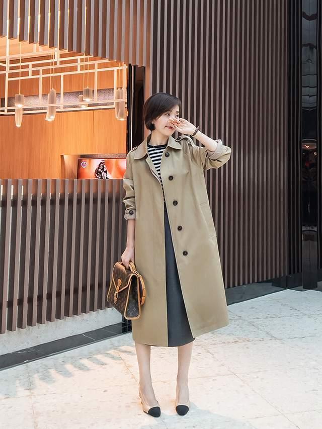 针织衫|你会风衣搭配牛仔裤穿吗？内搭浅蓝色衬衫又飒又美，高级又洋气