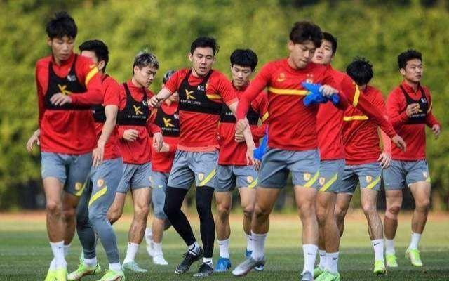 足球报|凌晨1点!权威媒体曝出争议猛料:中国足球成笑话,球迷吐槽声一片
