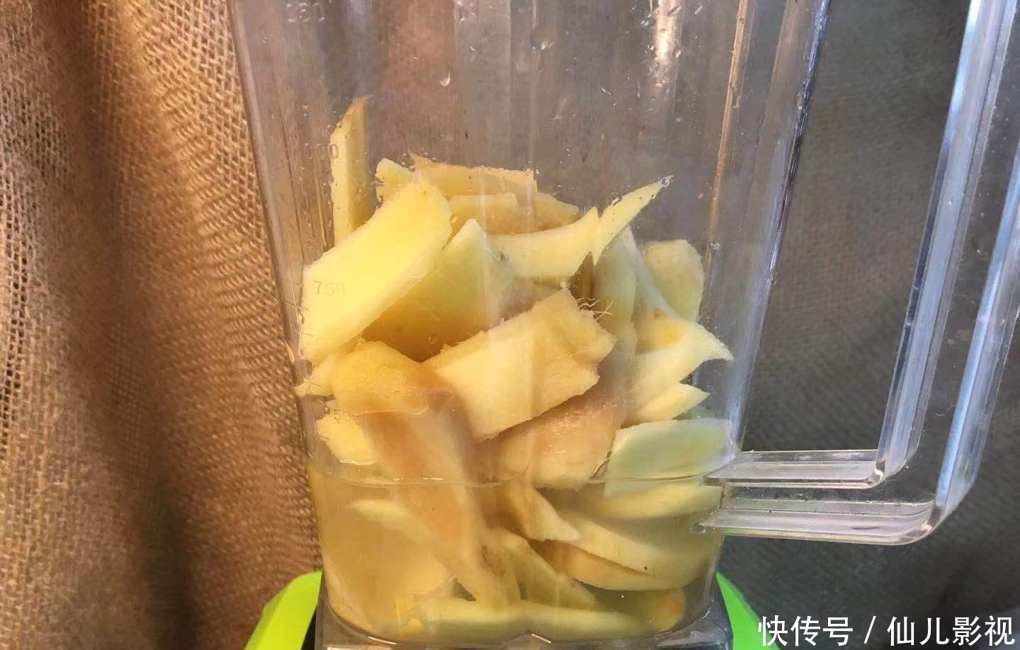 冬天女人手脚冰凉就喝它,每天一杯,驱寒又暖胃,做一次喝一个月