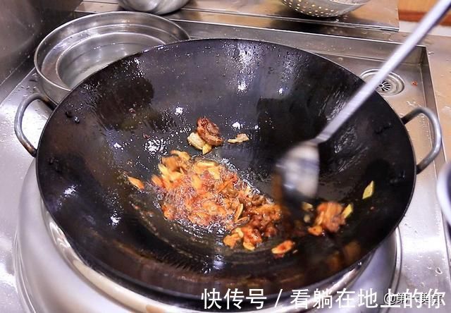 肉片|黄花菜炒肉最忌讳直接下锅炒,多做这两步,口感脆嫩劲道又不苦涩