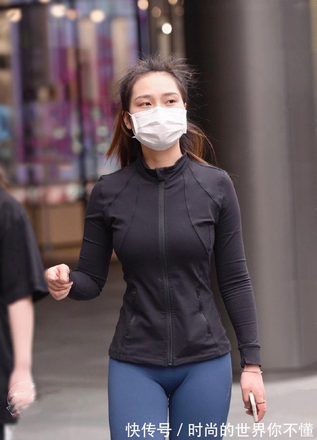 装扮 打底裤的装扮帅气利落穿出不同的气质,穿衣搭配尽显女性美!