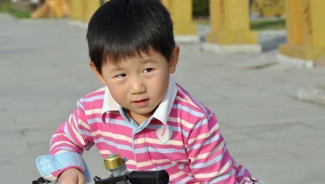 老师|4岁女儿画了只小恐龙,吓坏女老师,家长却很高兴