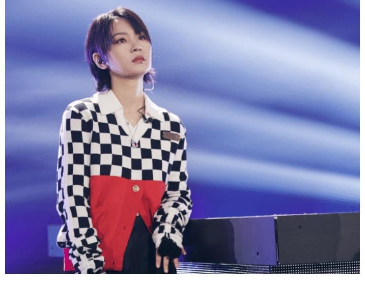 《我们的歌3》决赛反转不断,戴佩妮逆风翻盘,完胜林子祥遭质疑