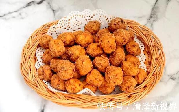 不用面粉的炸丸子，莲藕鸡蛋加点肉，香酥不油腻