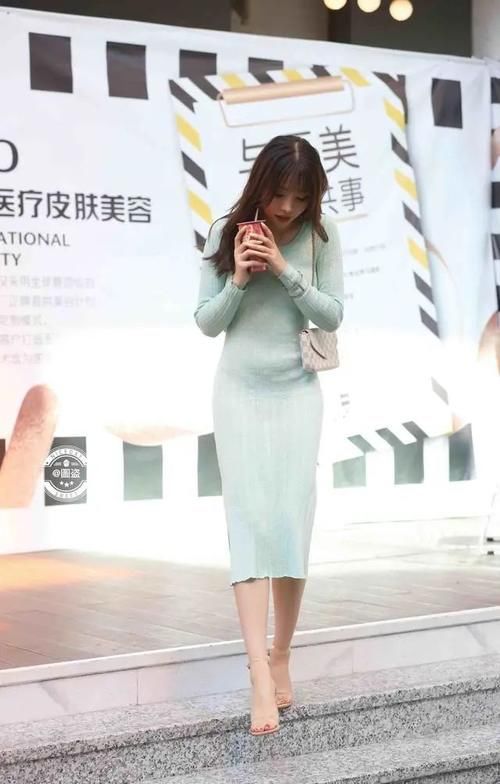 连衣裙|有一种姑娘喜欢连衣裙，个性混搭让人一见倾心，尽显雅致