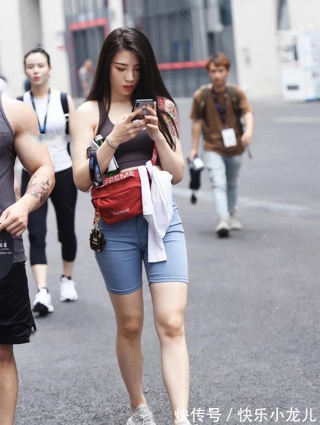 小姐姐 时尚简洁的打底裤,造型风格走在时尚前沿,随心所欲