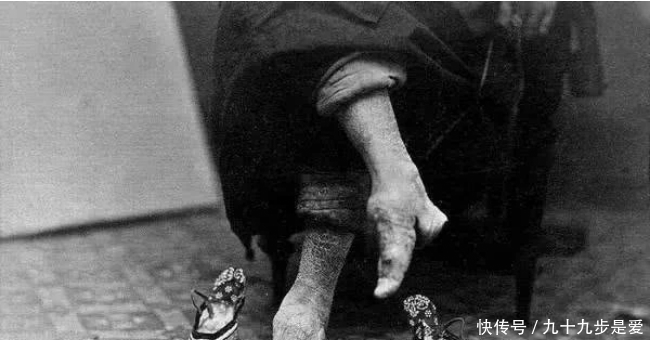 晚清|晚清老照片:少爷搂着一妻一妾,实拍裹小脚,别再被电视剧骗了!