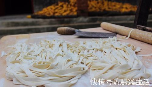 面团|自己在家做手擀面时,教你一招,面条爽滑又劲道,越吃越上瘾