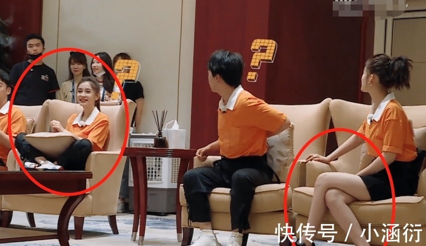 跑男8李沁baby坐在椅子上,细看二人坐姿,已婚跟未婚差别太显然
