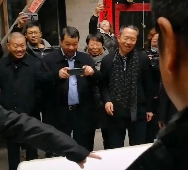 笔笔|“网红校长”郑强秀书法,字迹遒劲有力,端正大气,笔笔精彩