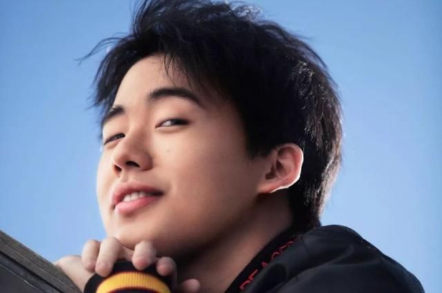 欢乐喜剧人|李晨晒出《跑男》合照,有谁注意郭麒麟的脚,比五位女嘉宾还亮眼