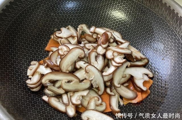 天冷就爱吃这菜,炒一炒五分钟就上桌,爽口美味,全家人都爱吃