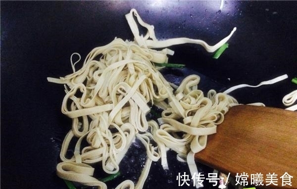 自从学会韭菜新吃法，一周吃2次，比吃肉还香，好过瘾